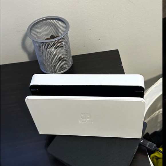 NINTENDO SWITCH OLED. I’m selling my switch for 400 it’s the newest OLED model - Picture 5 of 9